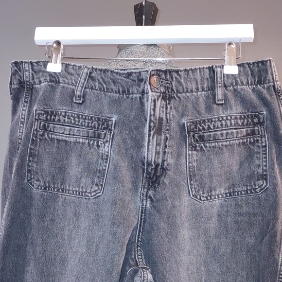 Old Navy Women's Dark Gray Relaxed Jeans - Picture 4 of 8